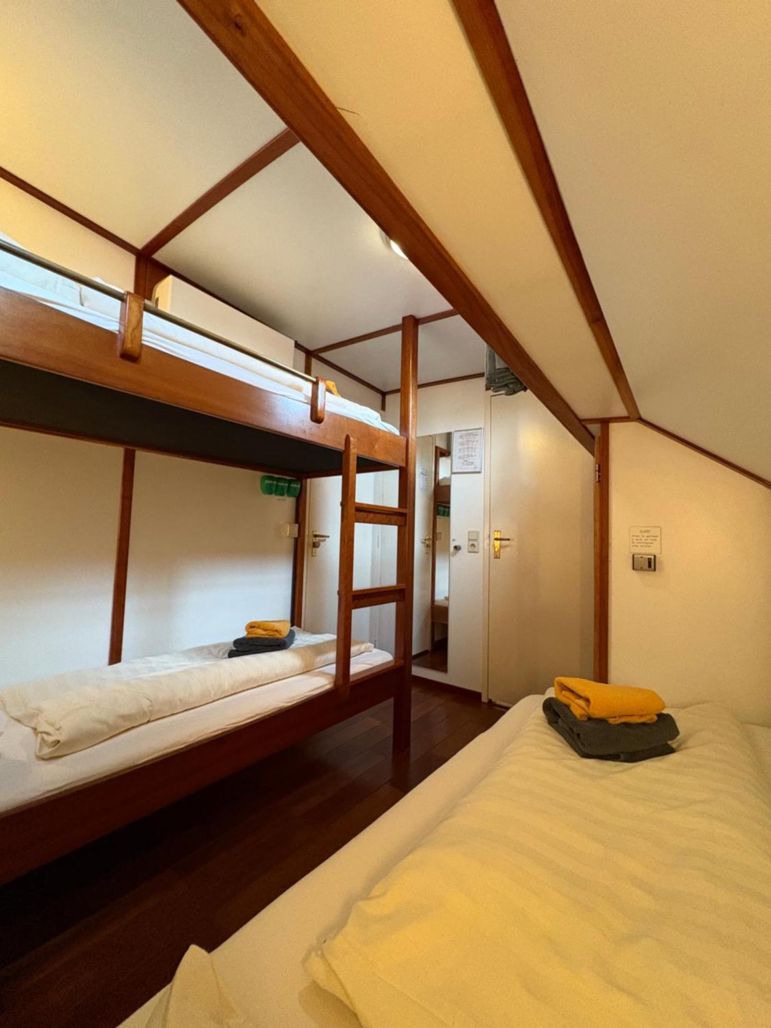 Hotelboot Zwaan * Amsterdam