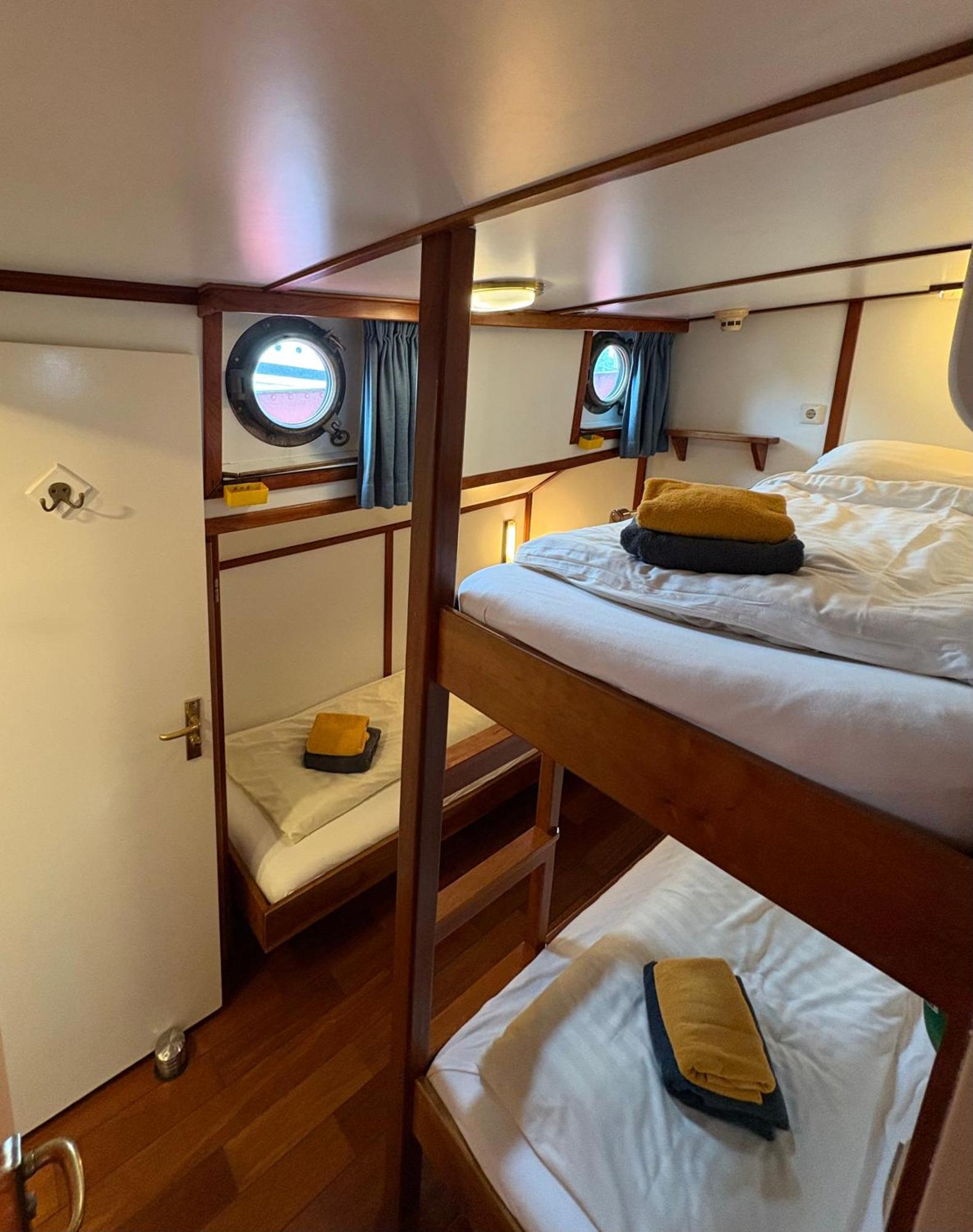Hotelboot Zwaan Amsterdam