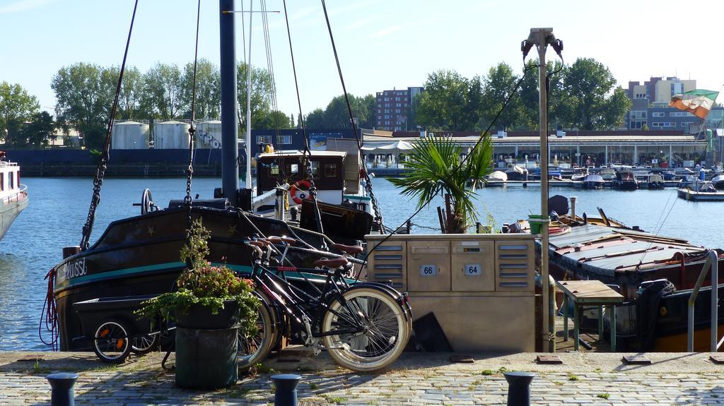 Houseboat Reussi * Amsterdam