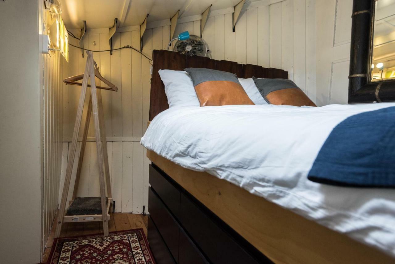Houseboat Reussi * Amsterdam