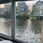 Peaceful Room On A Houseboat In The City Centre