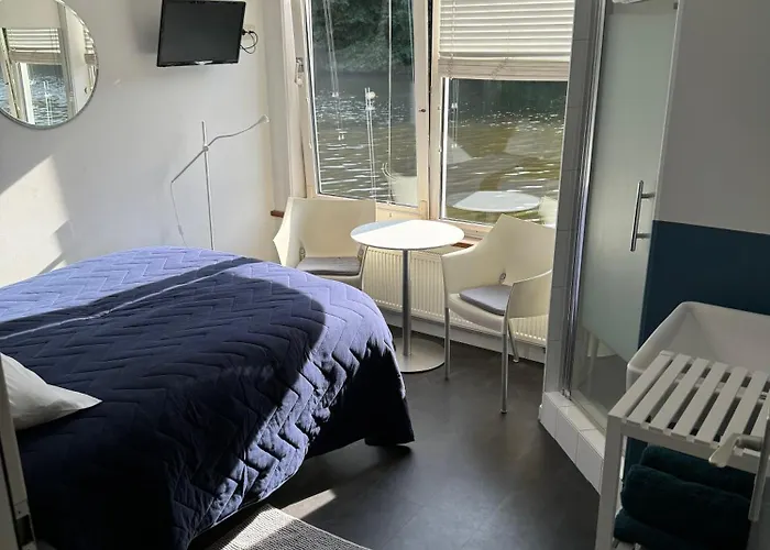 Peaceful Room On A Houseboat In The City Centre