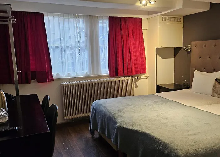 Quentin Golden Bear Hotel