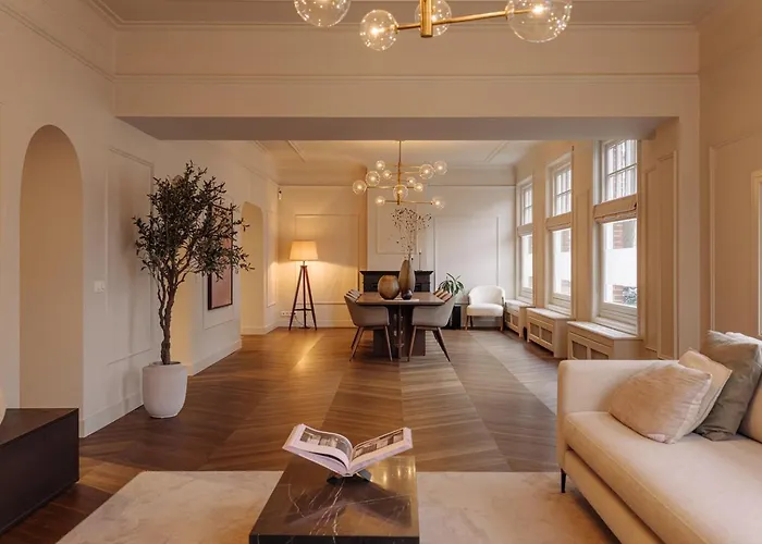 Sophisticated Apartment In Central Amsterdam