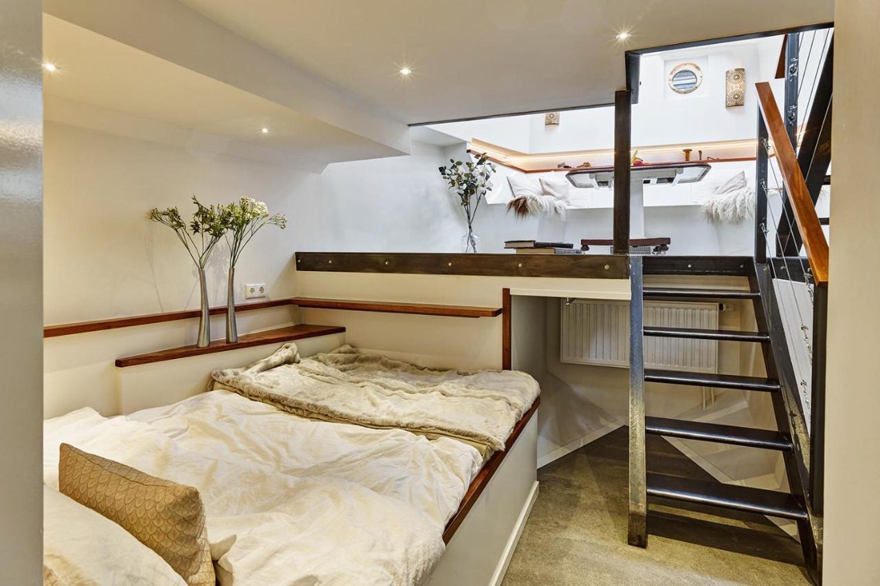 A304 Romantic Seaship In Center