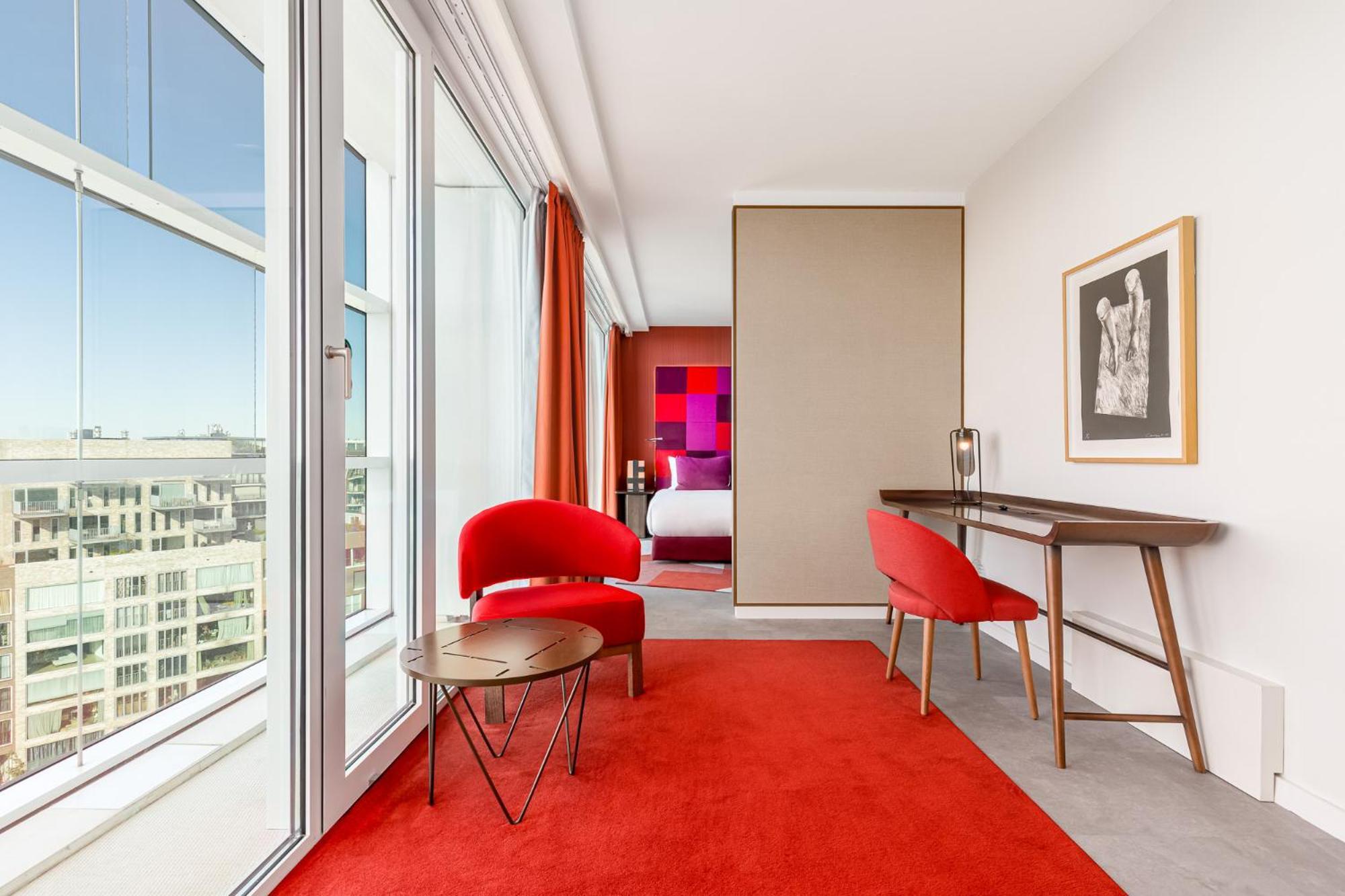 Mate Aitana, Hotel Amsterdam