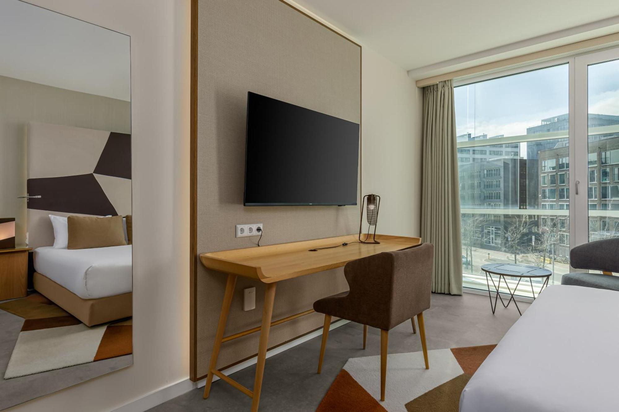 Mate Aitana, Hotel