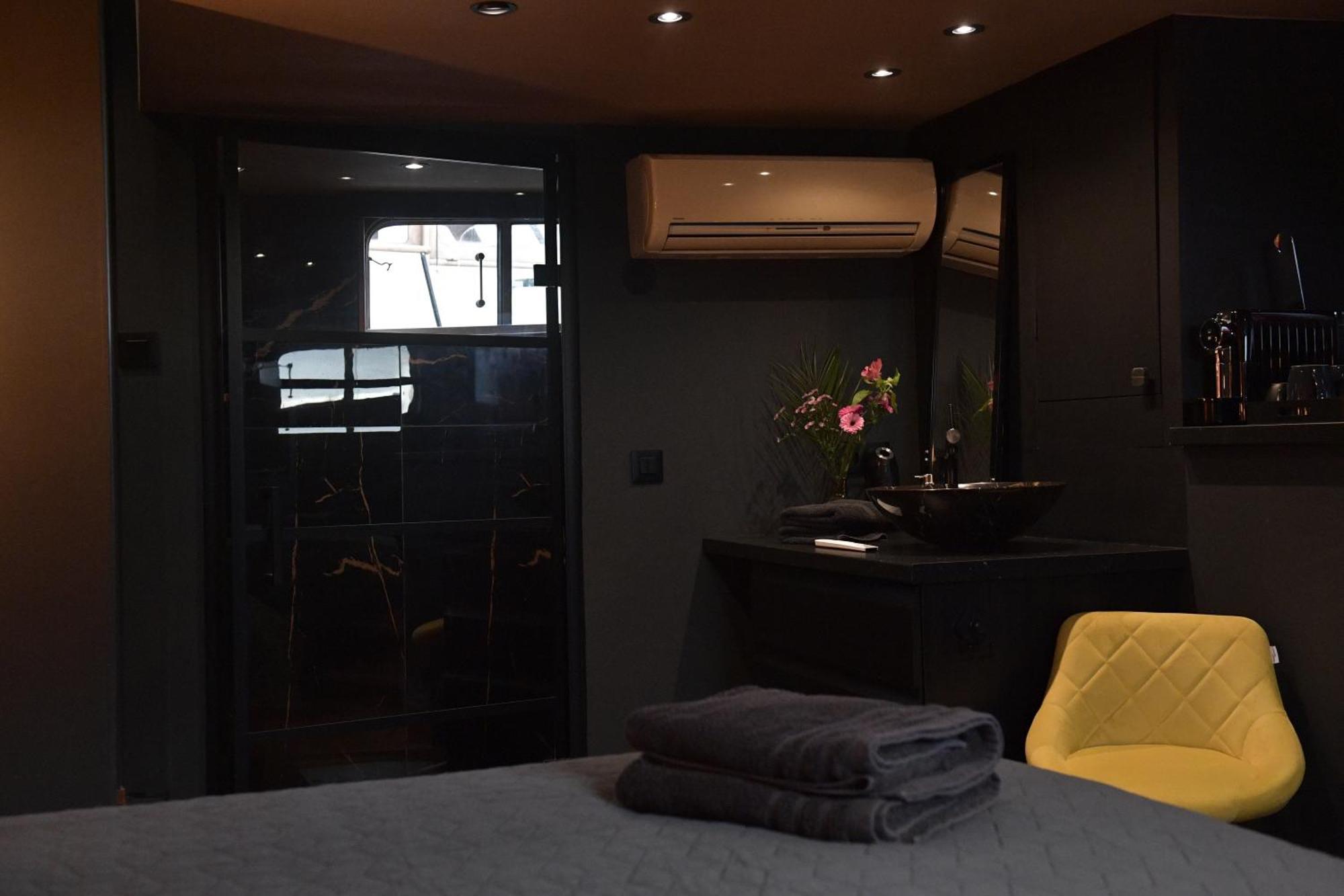 Euphrate Houseboat Bådhotel