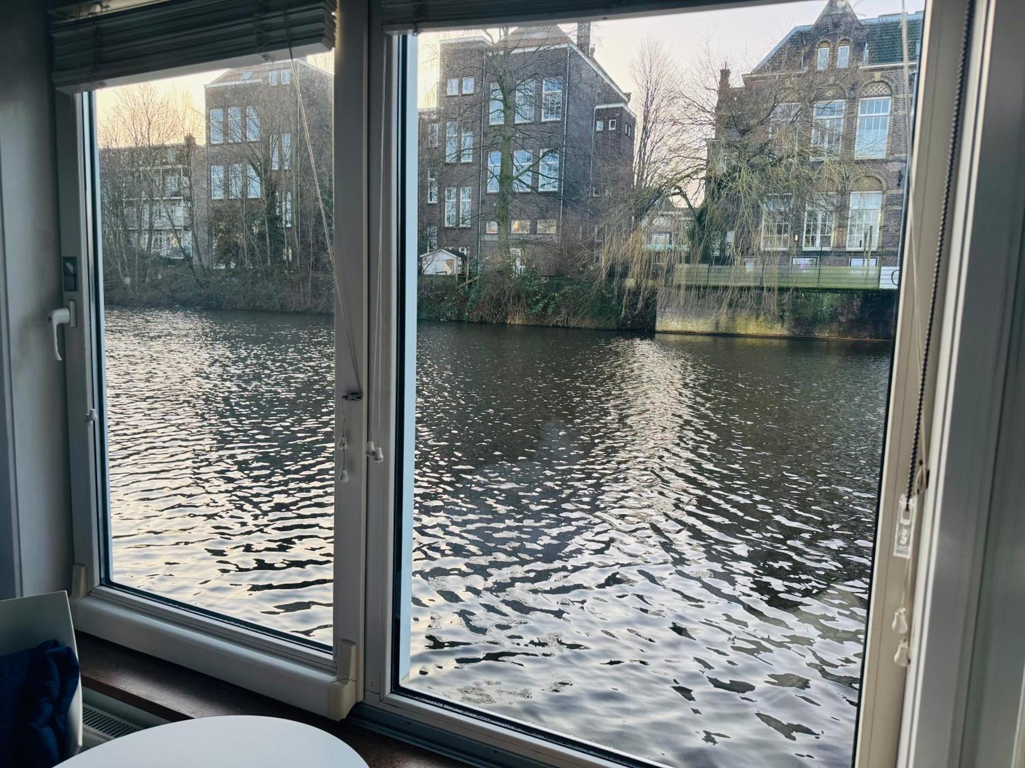 Peaceful On A Houseboat In The Centre Couette-café Amsterdam