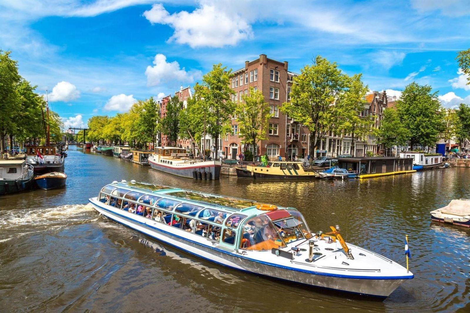 Studio's In The Center Of With Canal View! *