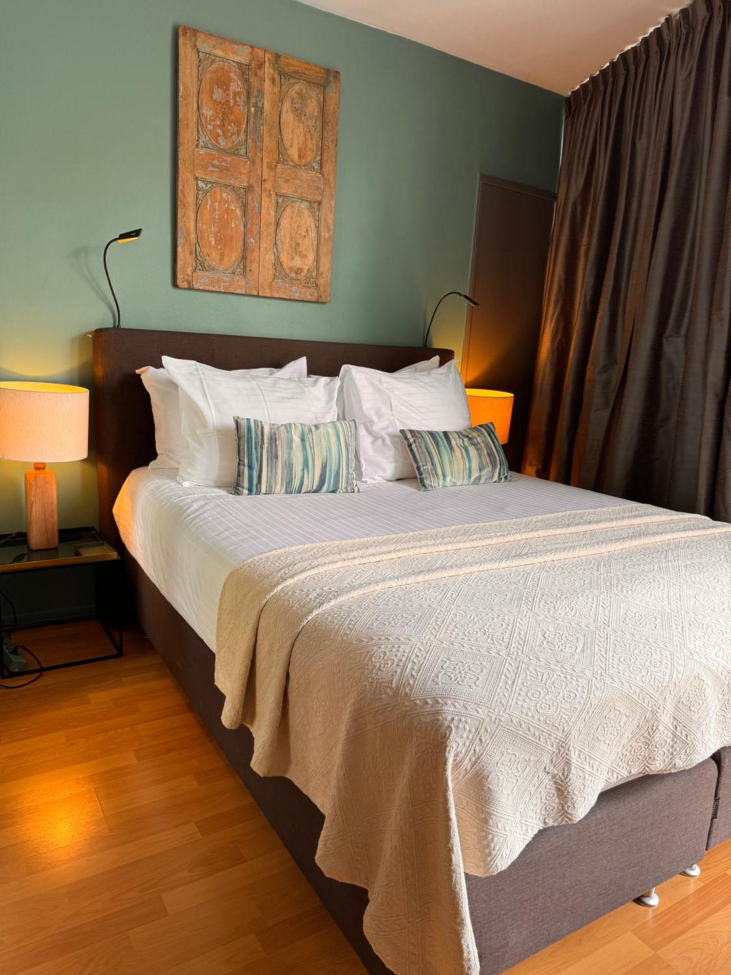 Bed & Breakfast Decor Canal House