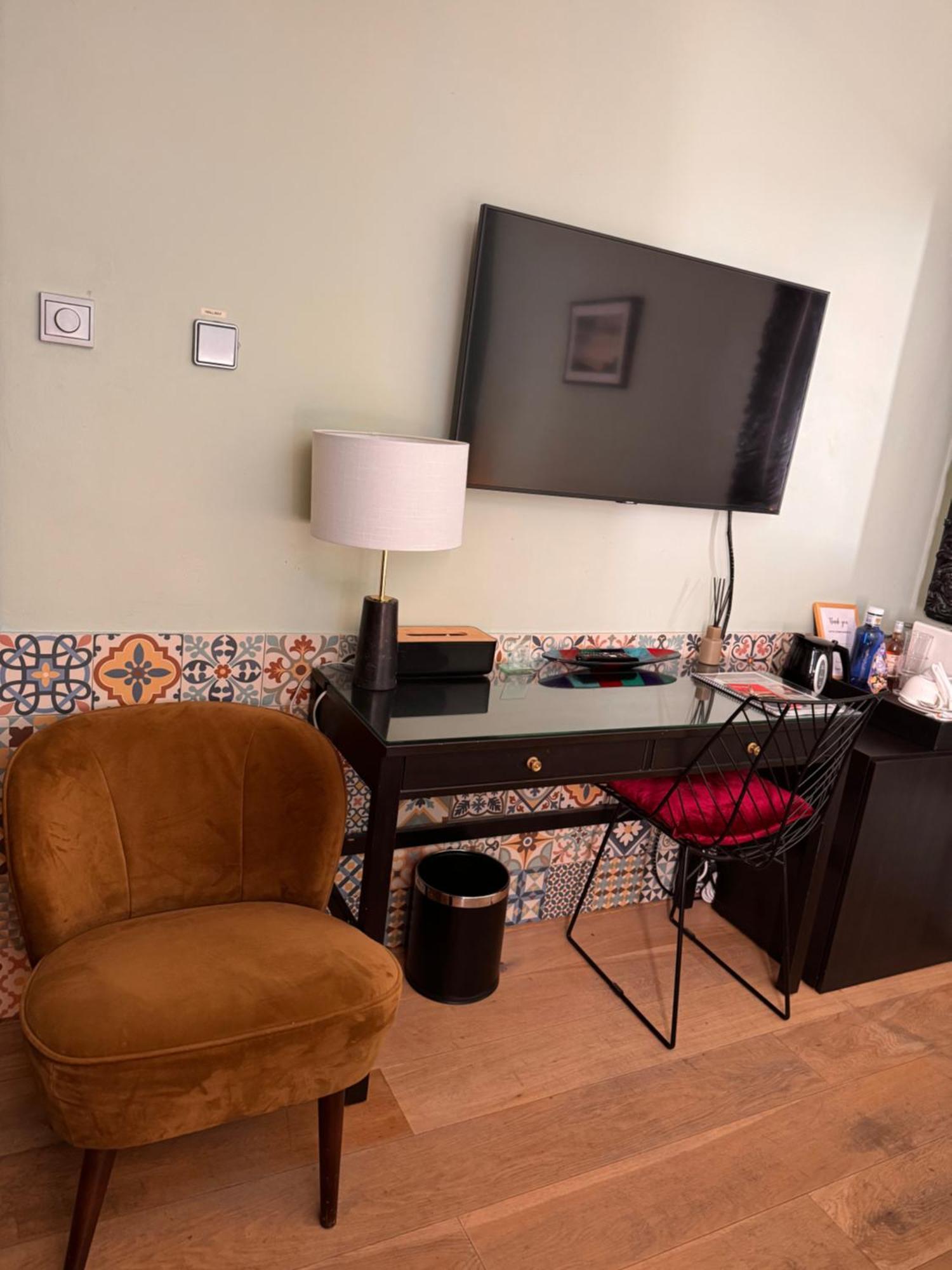 Bed & Breakfast Decor Canal House