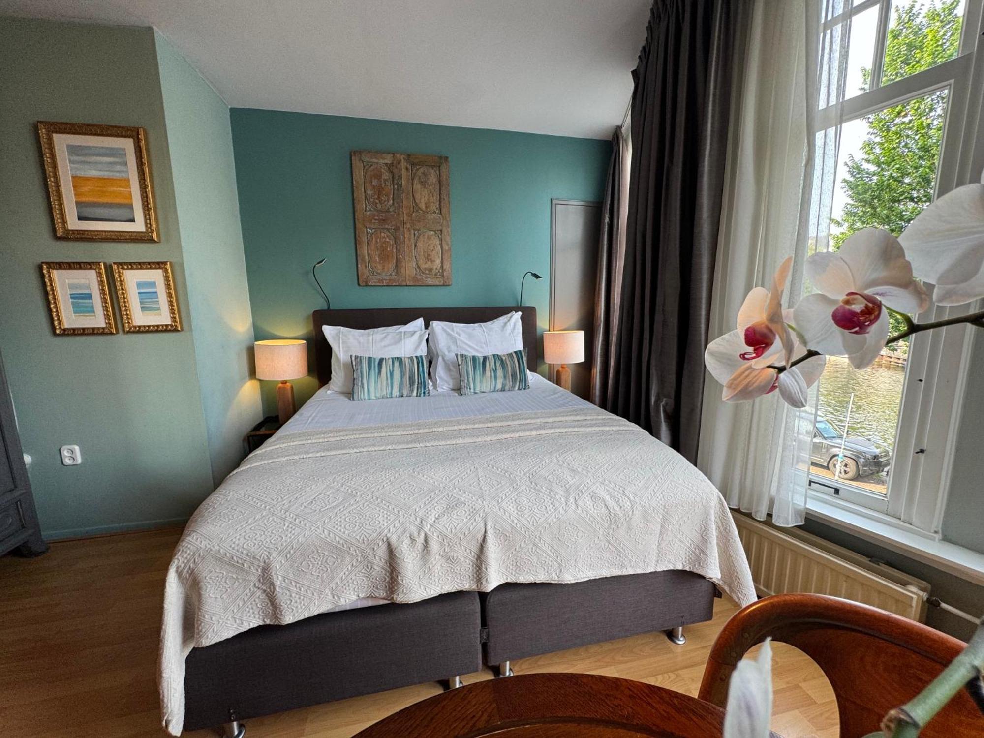 Bed & Breakfast Decor Canal House
