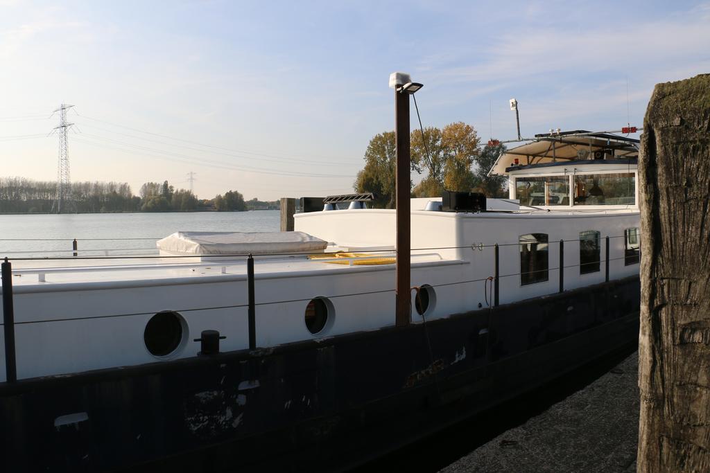 The Red House Botel *