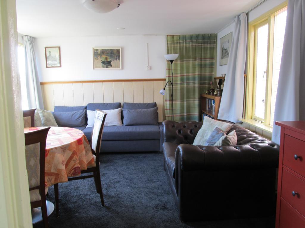 Houseboat Under The Mill Botel