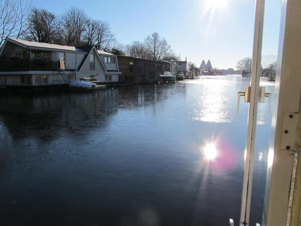 Houseboat Under The Mill 2*